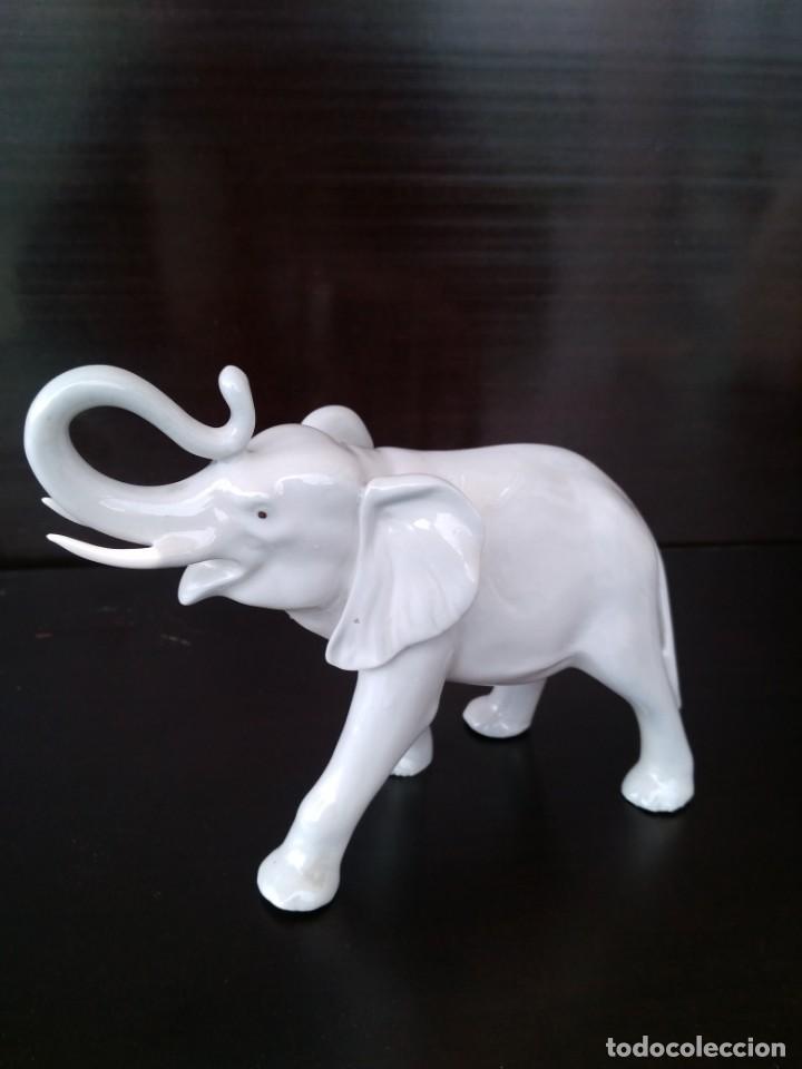 Antiquit&auml;ten: Figura elefante de porcelana espa&ntilde;ola