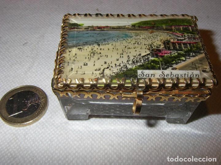 Antiquit&auml;ten: Antigua caja de cristal con escena de San Sebasti&aacute;n. 6 x 5 x 3,5 cm