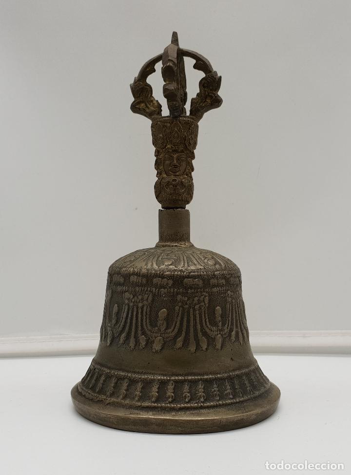 Antigüedades: Campana antigua tibetana en bronce con motivos en relieve y un sonido maravilloso . - Foto 1 - 145541014