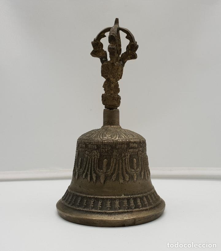 Antigüedades: Campana antigua tibetana en bronce con motivos en relieve y un sonido maravilloso . - Foto 2 - 145541014