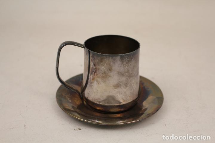 Antig&uuml;edades: taza y plato plateados - Foto 1
