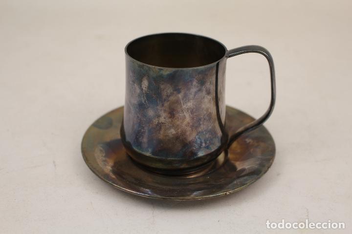 Antig&uuml;edades: taza y plato plateados - Foto 2