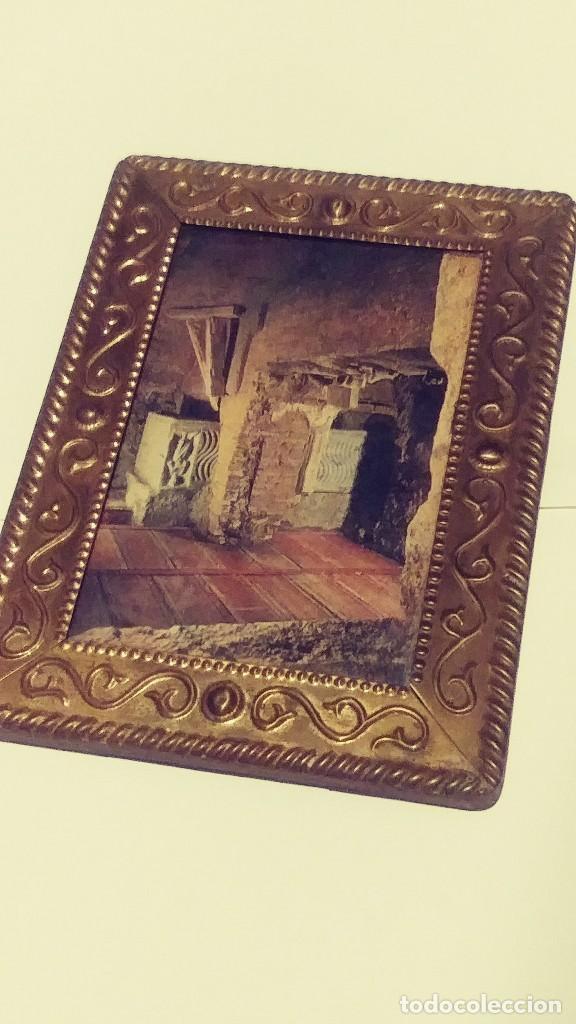 Antig&uuml;edades: antiguo marco de laton repujado - Foto 1