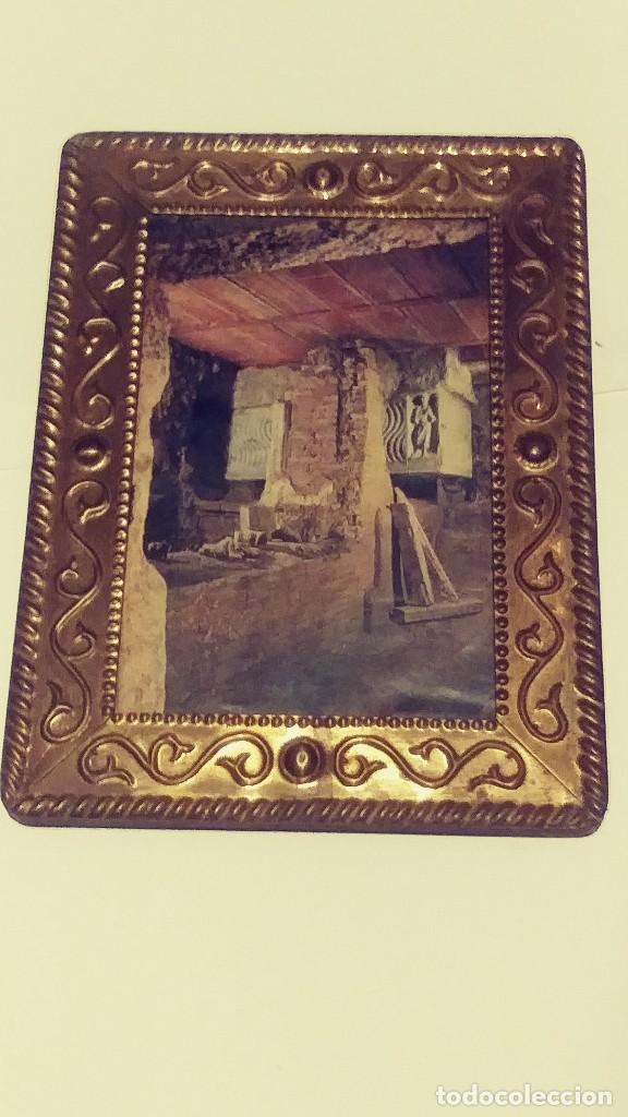 Antig&uuml;edades: antiguo marco de laton repujado - Foto 8