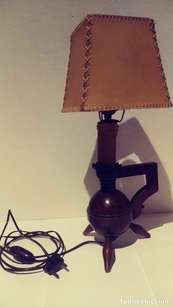 Antig&uuml;edades: lampara con base de madera pantalla pergamino - Foto 1