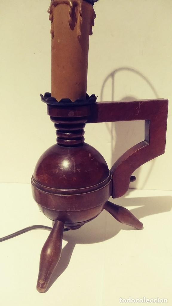 Antig&uuml;edades: lampara con base de madera pantalla pergamino - Foto 2