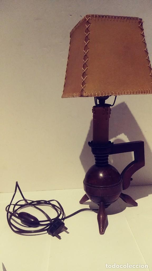 Antig&uuml;edades: lampara con base de madera pantalla pergamino - Foto 3