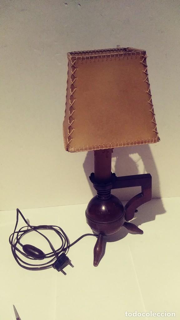 Antig&uuml;edades: lampara con base de madera pantalla pergamino - Foto 4
