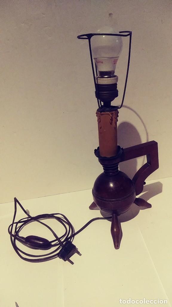 Antig&uuml;edades: lampara con base de madera pantalla pergamino - Foto 5