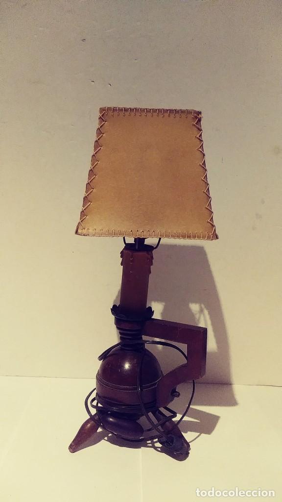 Antig&uuml;edades: lampara con base de madera pantalla pergamino - Foto 6