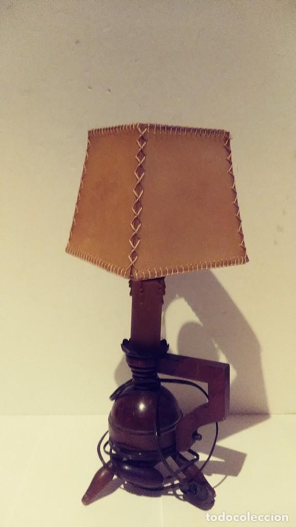 Antig&uuml;edades: lampara con base de madera pantalla pergamino - Foto 7