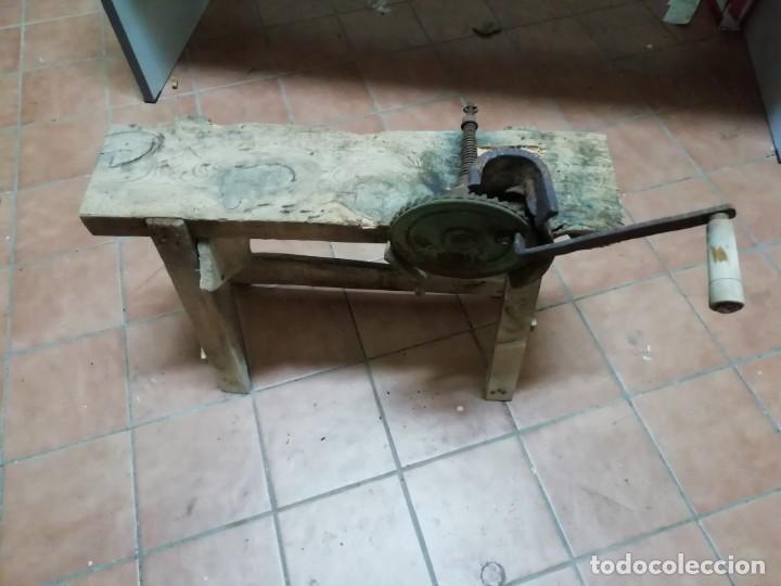 Antig&uuml;edades: Desgranadora de ma&iacute;z con banco - Foto 1