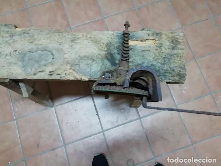 Antig&uuml;edades: Desgranadora de ma&iacute;z con banco - Foto 2
