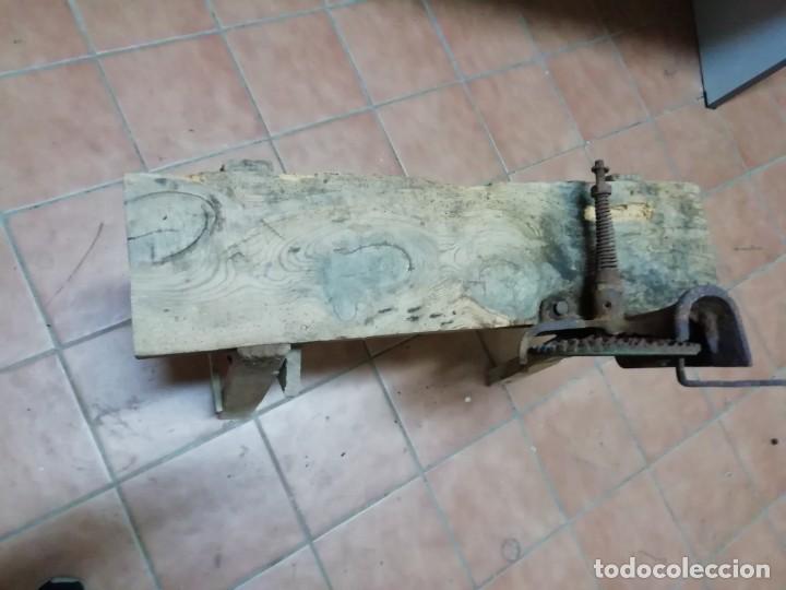 Antig&uuml;edades: Desgranadora de ma&iacute;z con banco - Foto 3