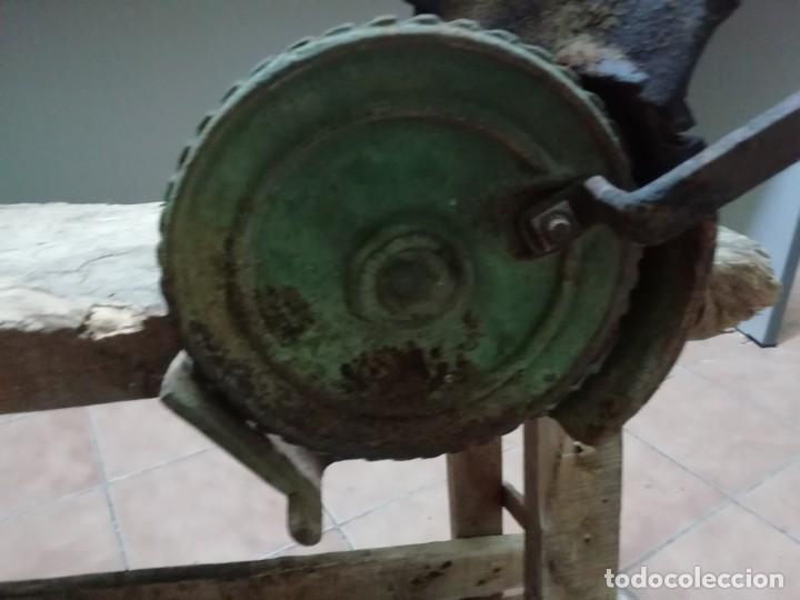 Antig&uuml;edades: Desgranadora de ma&iacute;z con banco - Foto 4