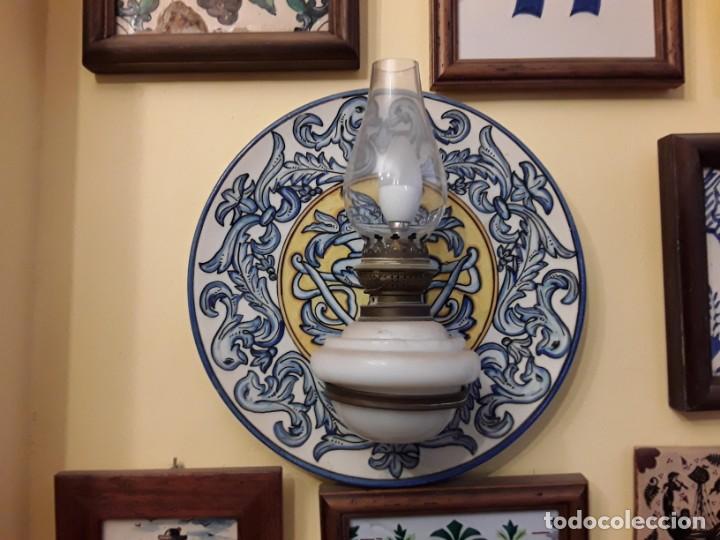 Antig&uuml;edades: Plato Manises con quinqu&eacute; - Foto 1