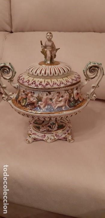 Antig&uuml;edades: Sopera de porcelana Capodimonte - Foto 1