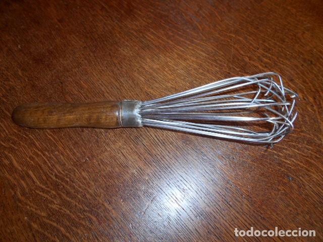 Antig&uuml;edades: ANTIGUO Y GRAN BATIDOR MANUAL, MANGO DE MADERA Y ASPAS DE ACERO. FINAL DEL S.XIX