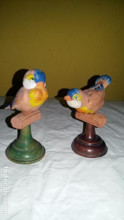 Antig&uuml;edades: figura de barro y madera - Foto 1