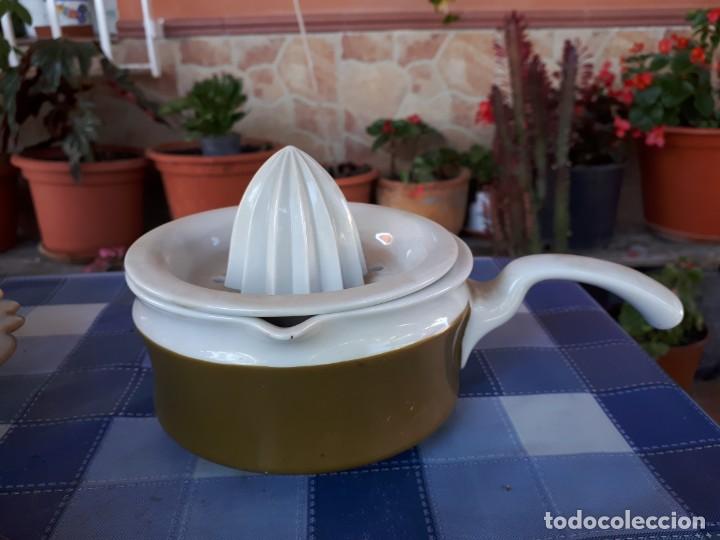 Antig&uuml;edades: antiguo exprimidos de ceramica - Foto 1