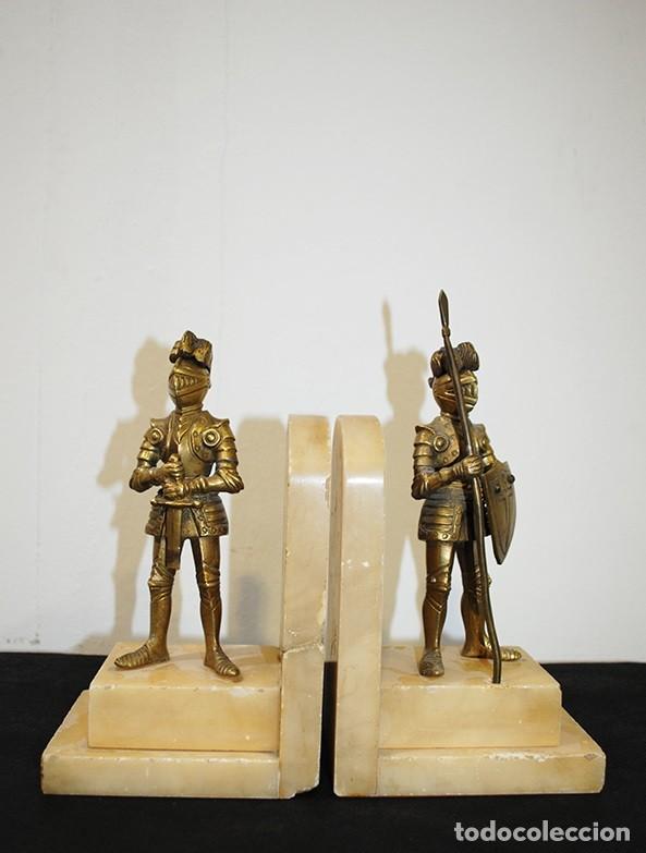 Antiguidades: PAREJA DE SUJETA LIBROS ANTIGUOS DE M&Aacute;RMOL Y FIGURAS GUERREROS DE BRONCE