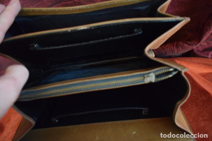 Antig&uuml;edades: Bolso antiguo en piel. - Foto 3