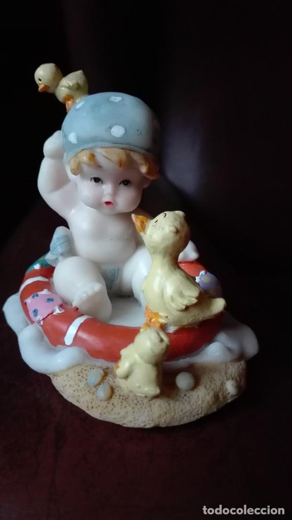 Antiquit&eacute;s: Beb&eacute; ba&ntilde;&aacute;ndose con sus patitos de pasta sint&eacute;tica