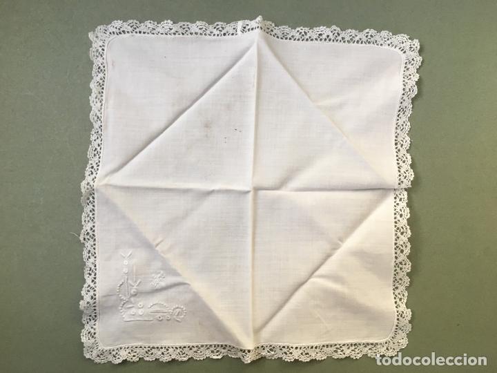Antiguidades: PEQUE&Ntilde;O PA&Ntilde;UELO CON PUNTILLA I BORDADOS, 24 X 23 cms.