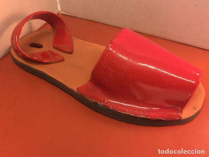 Antig&uuml;edades: Preciosa abarca o albarca de Menorca, realizada en terracota vidriada. Para colgar en pared.  20,5cm