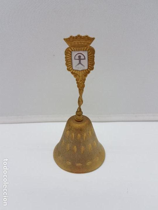 Antigüedades: Bonita campana antigua de metal dorado con figura rupestre INDALO de almería. - Foto 1 - 146427882