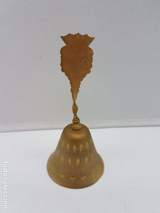 Antigüedades: Bonita campana antigua de metal dorado con figura rupestre INDALO de almería. - Foto 2 - 146427882