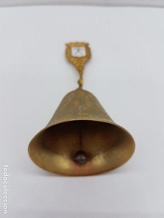 Antigüedades: Bonita campana antigua de metal dorado con figura rupestre INDALO de almería. - Foto 3 - 146427882