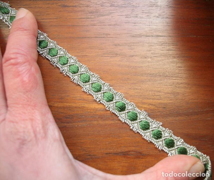 Antig&uuml;edades: Gal&oacute;n de plata y seda verde, 1 m - Foto 3