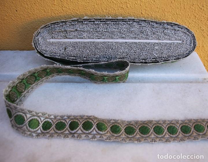 Antig&uuml;edades: Gal&oacute;n de plata y seda verde, 1 m - Foto 2
