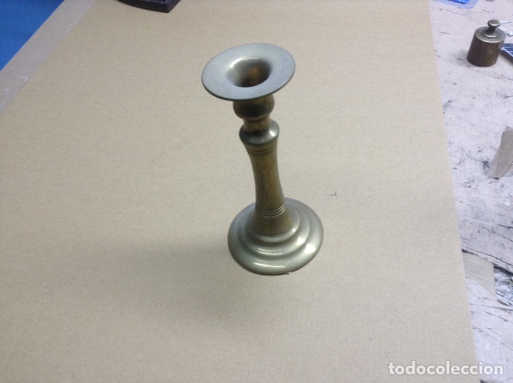 Antig&uuml;edades: Candelabro en bronce de 16 cms - Foto 1