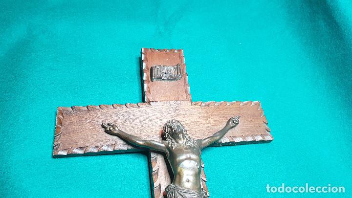 Antig&uuml;edades: CRUCIFIJO EN MADERA Y BRONCE - Foto 3