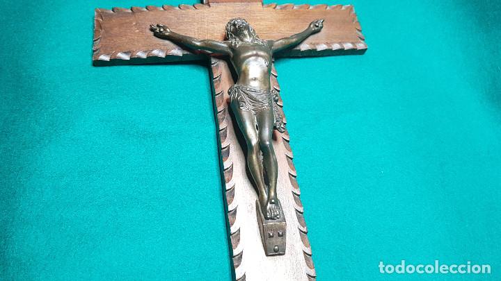 Antig&uuml;edades: CRUCIFIJO EN MADERA Y BRONCE - Foto 4