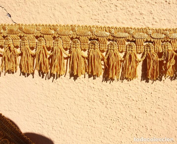 Antig&uuml;edades: Pasamaner&iacute;a ocre de seda con flecos, 2 m - Foto 1