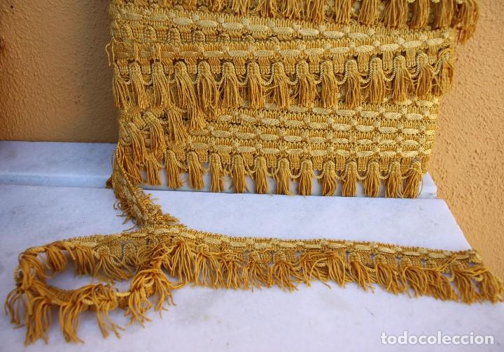 Antig&uuml;edades: Pasamaner&iacute;a ocre de seda con flecos, 2 m - Foto 2