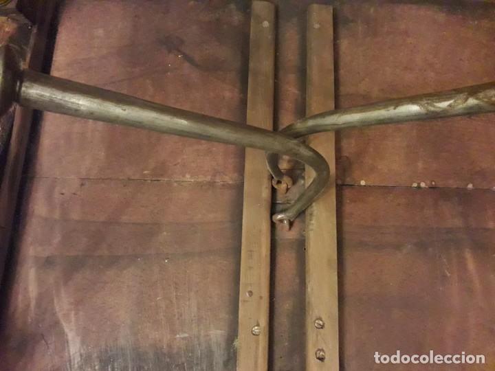 Antig&uuml;edades: ANTIGUA MESA DE DESPACHO DE NOGAL - Foto 4