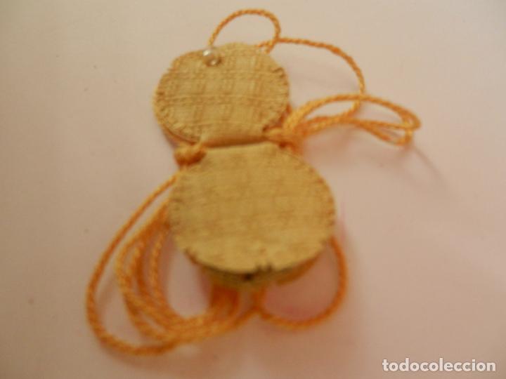 Antig&uuml;edades: ESCAPULARIO CON LA IMAGEN PROTECTORA EN SU INTERIOR. 2 CM. - Foto 1