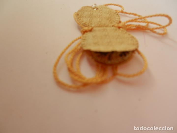 Antig&uuml;edades: ESCAPULARIO CON LA IMAGEN PROTECTORA EN SU INTERIOR. 2 CM. - Foto 2