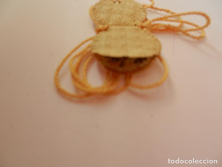 Antig&uuml;edades: ESCAPULARIO CON LA IMAGEN PROTECTORA EN SU INTERIOR. 2 CM. - Foto 3