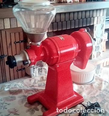 Antig&uuml;edades: MULTI M&Aacute;QUINA ES-CEL, DE MAS DE UN LUSTRO, RALLADOR DE QUESO, DE PAN, MOLINILLO CAF&Eacute;, ROJO BOMBEROS