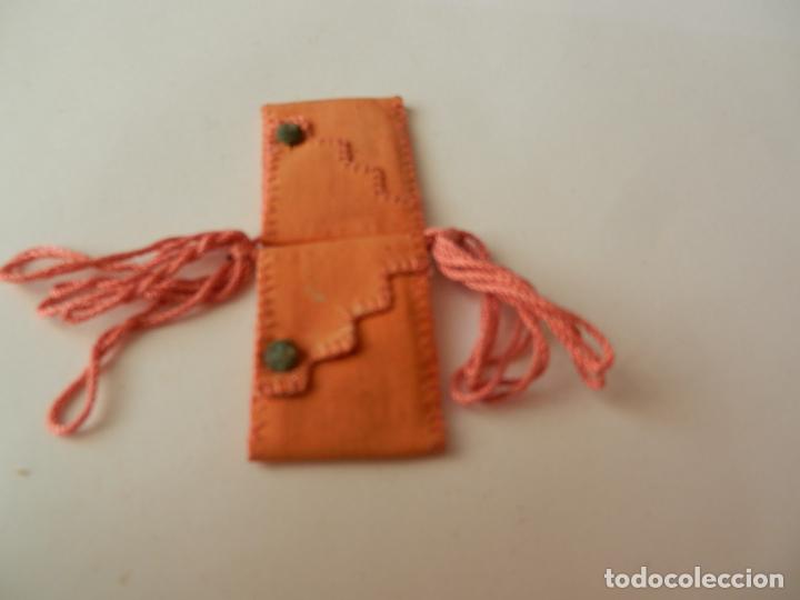 Antig&uuml;edades: ESCAPULARIO CON LA IMAGEN PROTECTORA EN EL INTERIOR. 3.5 CM - Foto 1