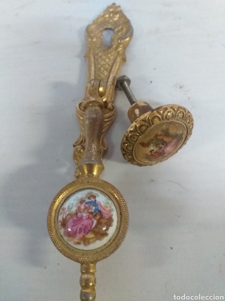 Oggetti Antichi: Pareja de tiradores antiguos de bronce con medallon de ceramica estilo limoges.