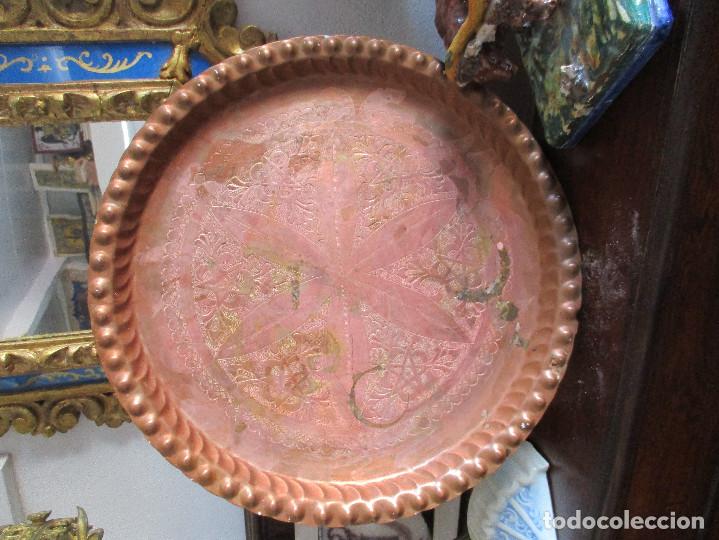Antig&uuml;edades: Bandeja de cobre labrada - Foto 4