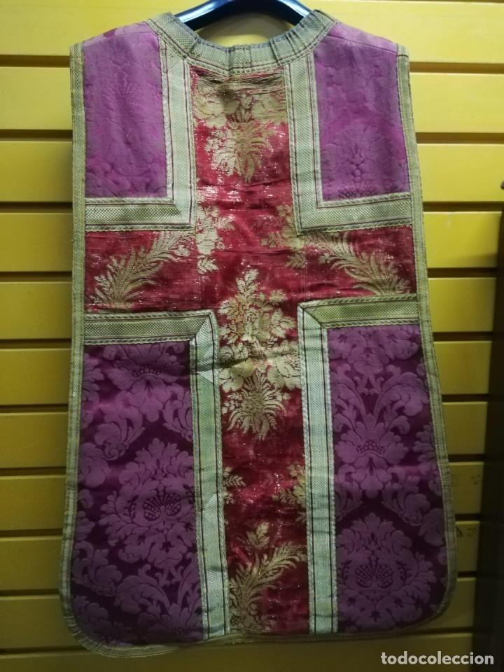 Antig&uuml;edades: Casulla violeta con cruz roja - Foto 1