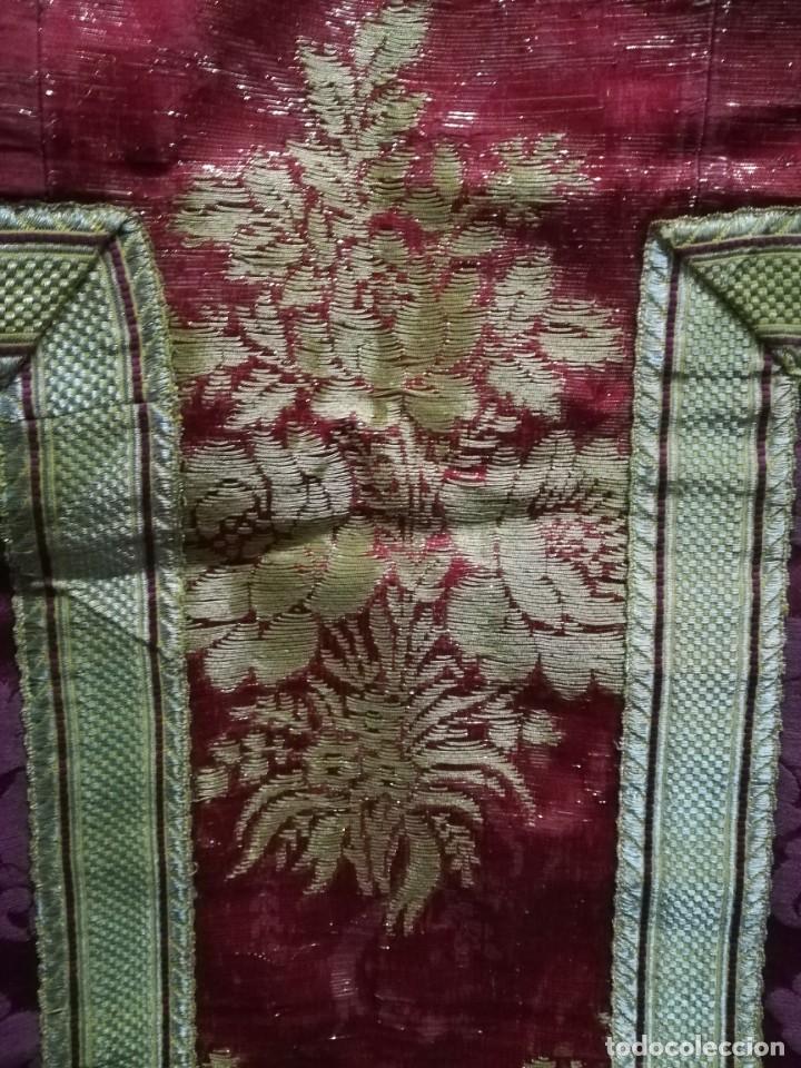 Antig&uuml;edades: Casulla violeta con cruz roja - Foto 2