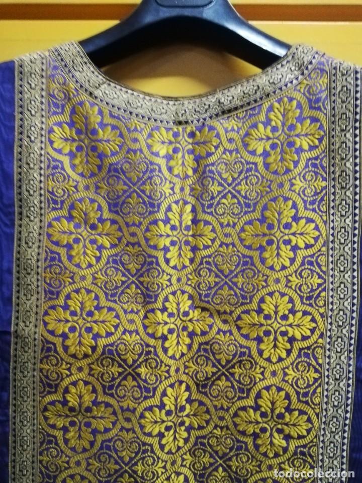 Antig&uuml;edades: Casulla violeta con cruz roja - Foto 1